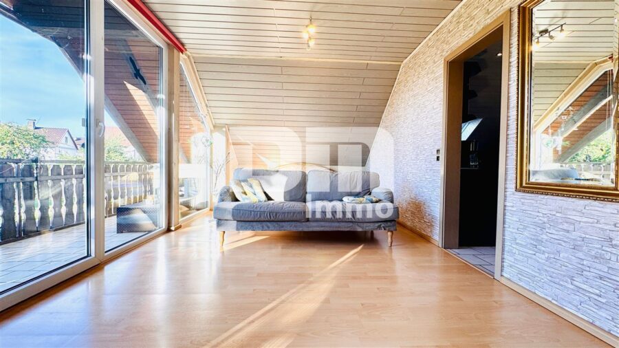 Modernes Ein-/Zweifamilienhaus mit PV Anlage und großer Doppelgarage auf herrlichem Anwesen - WE2 OG / DG Wohn / Esszimmer / Zugang Balkon